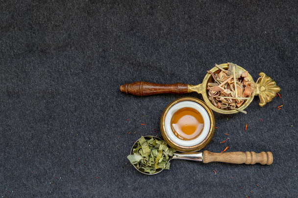 Maravilloso té de hierbas tailandesas con hierba de limoncillo seca y pandanus en cucharas con miel. Hierbas orgánicas, Enfoque selectivo, Copiar espacio
. - Foto, Imagen