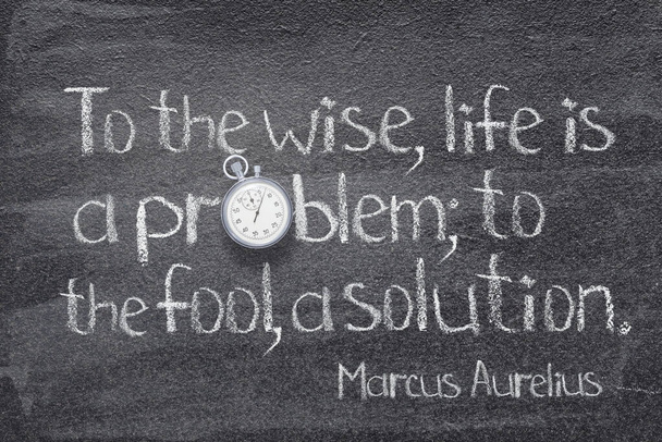 Viisaasti, elämä on ongelma - antiikin roomalainen filosofi Marcus Aurelius konsepti lainaus kirjoitettu liitutaulu
 - Valokuva, kuva