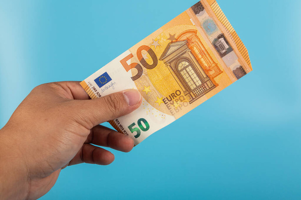 50-Euro-Schein auf blauem Hintergrund - Foto, Bild