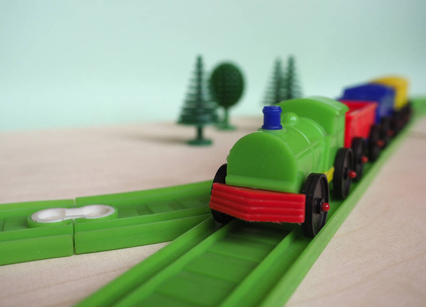 プラスチック製のスケールモデルのおもちゃの列車と鉄道選択的焦点 - 写真・画像