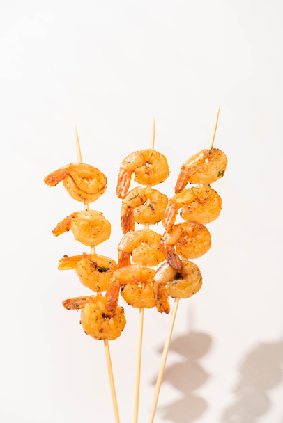 chutné smažené krevety na špejle na bílém pozadí - Fotografie, Obrázek