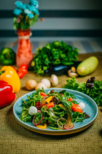 friss zöldségsaláta, egészséges ételek díszített asztalon - Fotó, kép