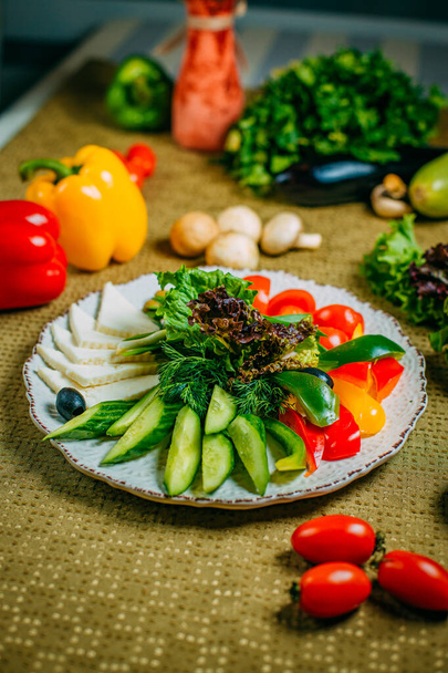 ανάμικτα λαχανικά και τυρί, υγιεινά τρόφιμα σε ένα διακοσμημένο τραπέζι - Φωτογραφία, εικόνα