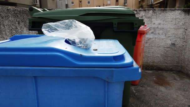 η λακκούβα στα σκουπίδια μεταξύ πλαστικών δεξαμενών - Πλάνα, βίντεο