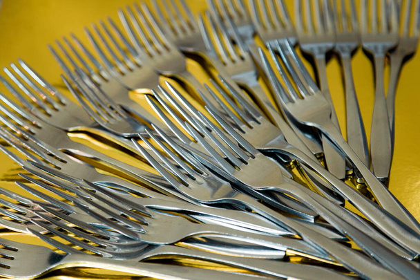 Set di forchette sul tavolo
 - Foto, immagini