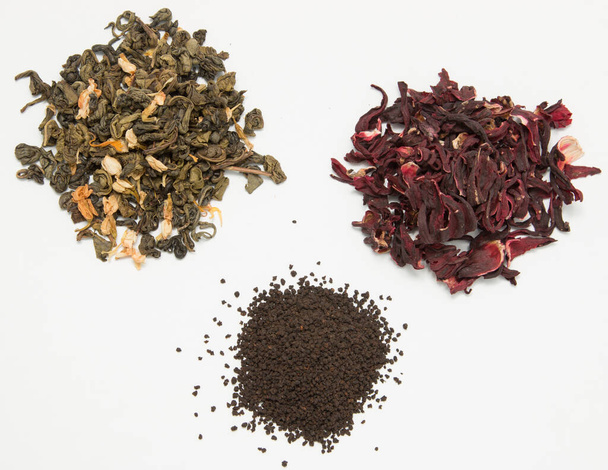 sucha zielona czerwona i czarna herbata na białym tle - Zdjęcie, obraz