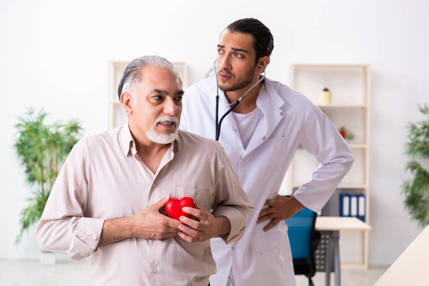 Alter Mann besucht jungen männlichen Kardiologen - Foto, Bild