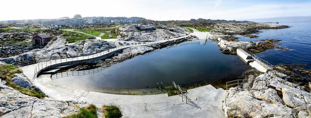 Vue panoramique panoramique d'un miroir comme la piscine de la mer pour nous en public à Sjobadet Myklebust, Tananger, Norvège, mai 2018
 - Photo, image