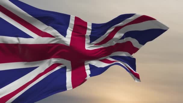 Британский флаг развевается на ветру на фоне вечерних облаков, плавающих в небе, зацикленное видео
. - Кадры, видео
