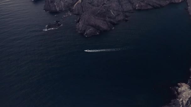 Drone uitzicht op de motorboot verankerd in blauwe kreek tussen rotsachtige Middellandse Zee kosten - Video