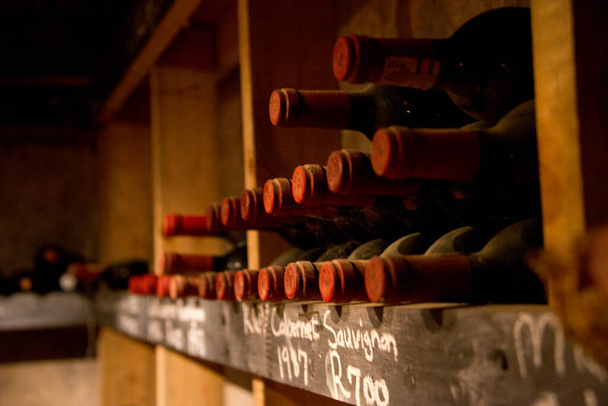 botellas vintage almacenadas en bodega, stellenbosch, Sudáfrica
 - Foto, imagen