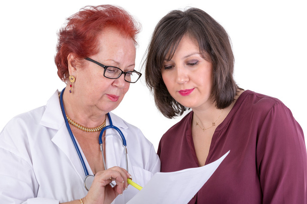 Женщины-врачи обсуждают проблемы с пациентками
 - Фото, изображение