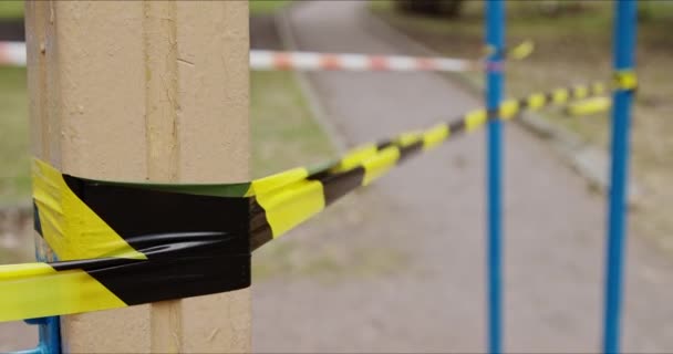 Zona de juegos cerrada con cinta de rayas para cuarentena durante la epidemia
 - Metraje, vídeo