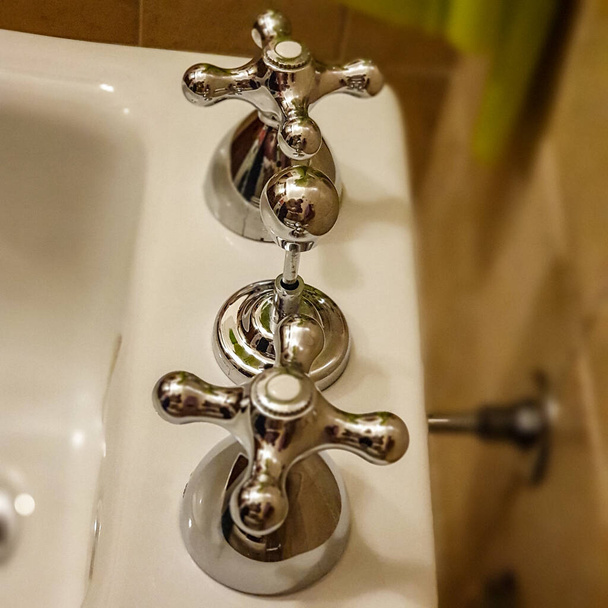 плохая ванная комната санитарные краны
 - Фото, изображение