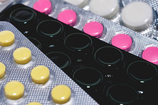 Many colorful tablets in a blister pack. The concept of the pharmaceutical industry. Pharmacy-Pharmacy. - Foto, Imagen