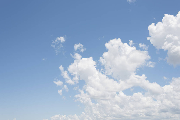 Égbolt, nyár fényes kék ég felhőkkel - Fotó, kép