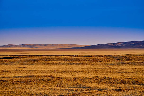 Панорамний вид: красивий весняний ландшафт: весняний величезний степ прокидається від зимового сну - сніг і лід просто танули, захід сонця, Казахстан (Казастан).) - Фото, зображення