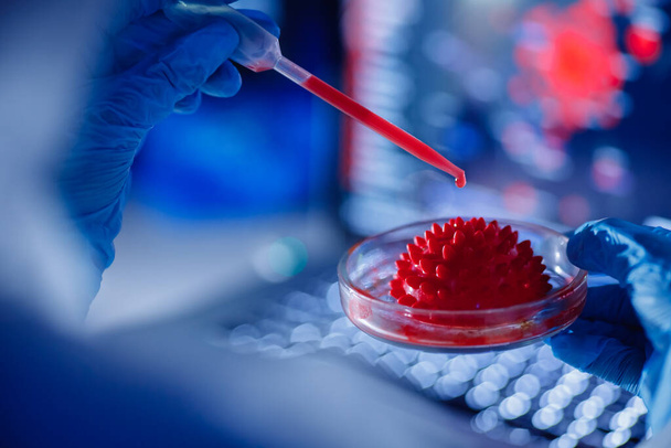 Medische bio-ingenieur werkt aan ontwikkelingsvaccins 2019-ncov coronavirus in apotheek laboratorium. Blauwe achtergrond - Foto, afbeelding