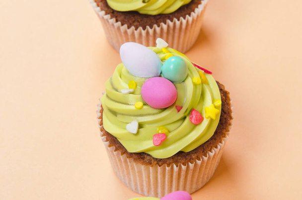 Bright pistachio Easter cupcake with decorations close up - Фото, зображення