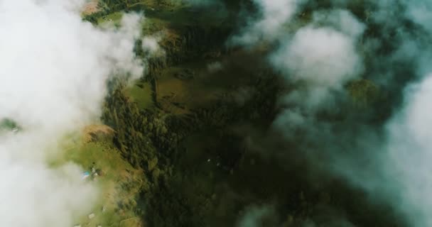 美しい山々の雲の上を飛ぶ4kビデオドローンから - 映像、動画