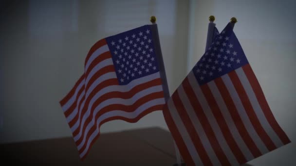 Světlo svítí na záři vlajek Spojených států. Otevírání Ameriky Opět koncept - Záběry, video