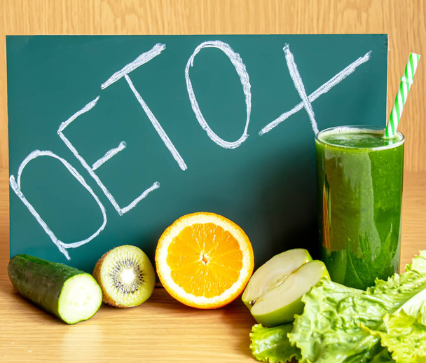 Green wellness cocktail. leaf salad. an Apple. kiwi. lemon. Detox Day. Slimming and slag removal. Healthy eating Selective focus - Foto, afbeelding