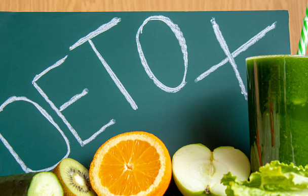 Grüner Wellnesscocktail. Blattsalat. einen Apple. Kiwi. Zitrone. Detox Day. Abnehmen und Schlackeentfernung. Gesunde Ernährung Selektiver Fokus - Foto, Bild