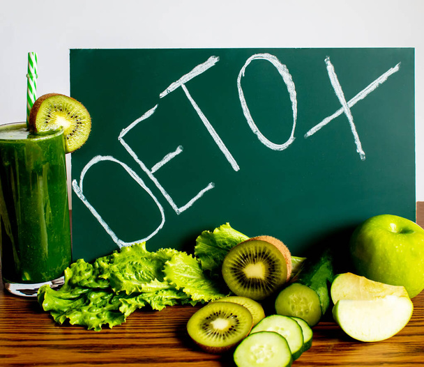 Green wellness cocktail. leaf salad. an Apple. kiwi. lemon. Detox Day. Slimming and slag removal. Healthy eating Selective focus - Foto, Imagen