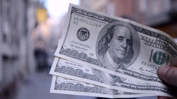 Banconote da trecento dollari su sfondo sfocato di europeo
 - Filmati, video