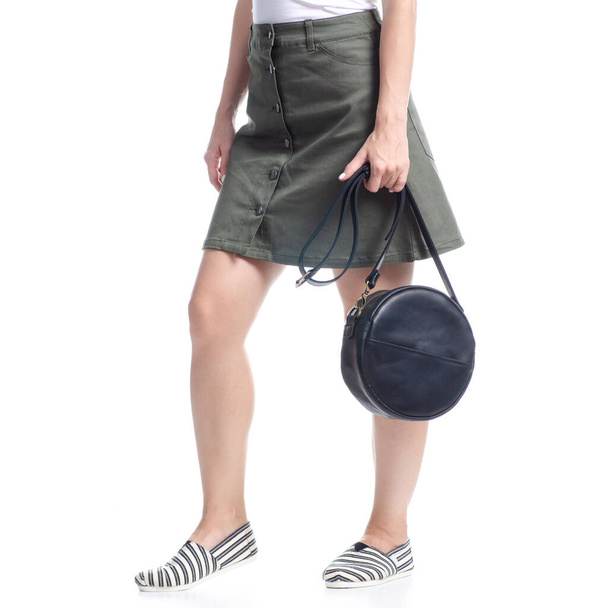 Donna con borsa rotonda nera moda
 - Foto, immagini