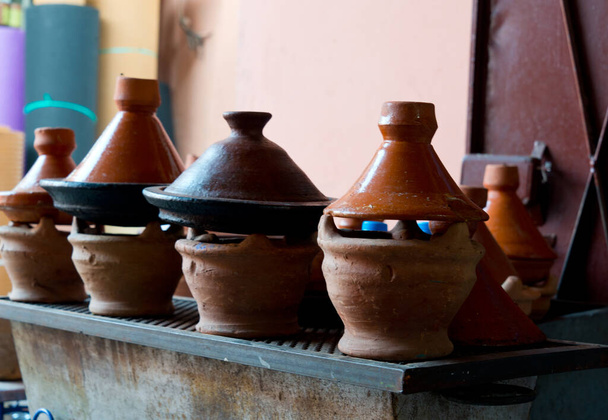 koken in traditionele Marokkaanse tajine pot boven open vuur - Foto, afbeelding