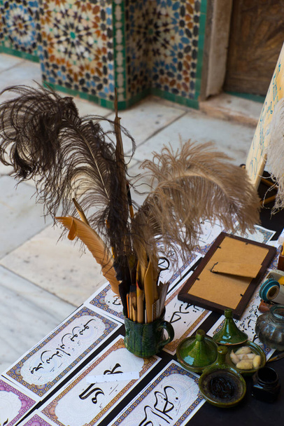 Schreibtisch und Werkzeuge eines arabischen Kalligraphen, Marrakesch, Marokko - Foto, Bild