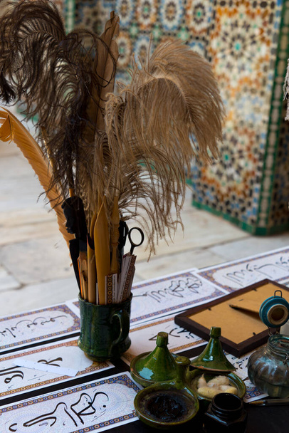 アラビア書道家マラケシュモロッコの机と道具 - 写真・画像