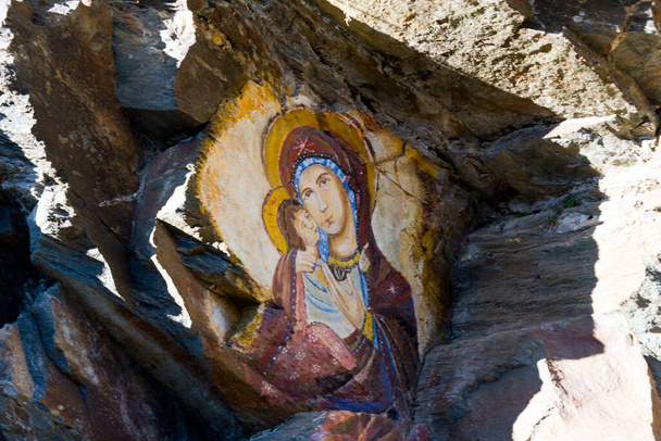 pintura rupestre de Virgen María y Jesús cerca del monasterio de Osgovo, antigua República yugoslava de Macedonia
 - Foto, Imagen