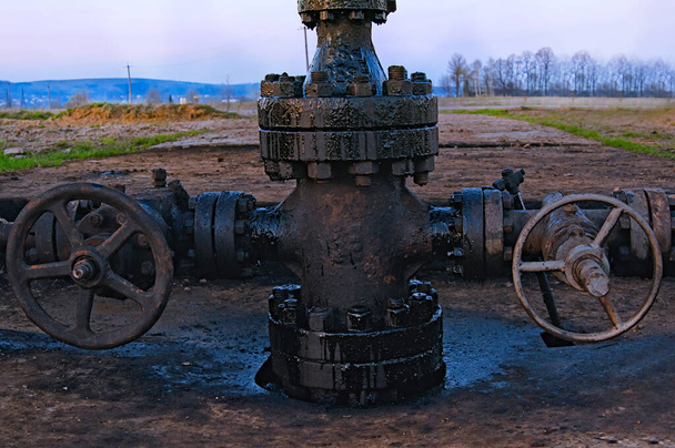 Vista horizontal de un cabezal de pozo con accesorios de válvula. Concepto de la industria del petróleo y gas
. - Foto, imagen