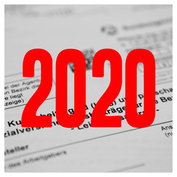 Γερμανικό έντυπο αίτησης για επίδομα μικρής διάρκειας, με μεγάλο αποτύπωμα "2020" στα γερμανικά. Μεταφράστηκε: Αίτηση για επίδομα περιορισμένου χρόνου για τους εργαζομένους στις επιχειρήσεις - Φωτογραφία, εικόνα