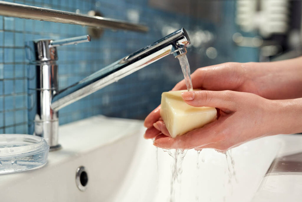 Elleri sabunla yıkamak vincin altında suyla - Fotoğraf, Görsel