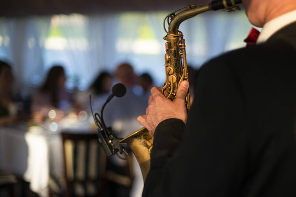 Saxofonistovy ruce při hraní jazzu. - Fotografie, Obrázek