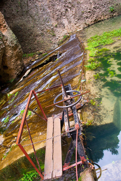 іригаційна система шлюзу з іржавим відключеним колесом в Ронді, Андалусія, Іспанія
 - Фото, зображення