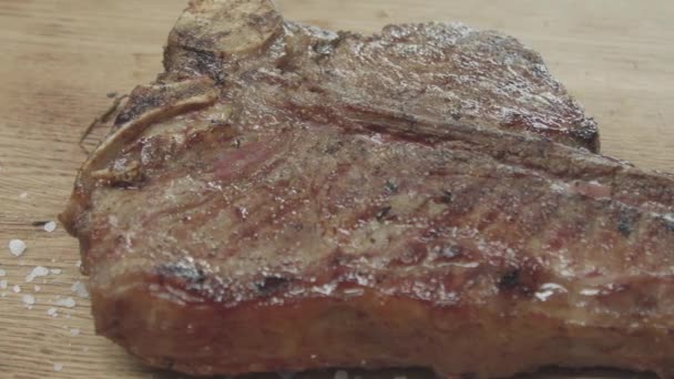 Macro shot van een medium rare biefstuk - Video