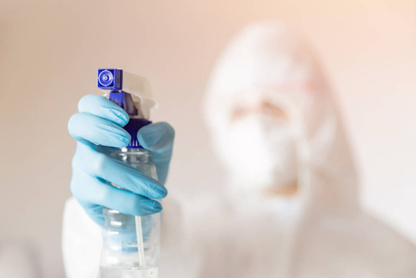 Close-up spray voor het desinfecteren en reinigen van virussen en kiemen. Concept voor de bescherming van het coronavirus - Foto, afbeelding