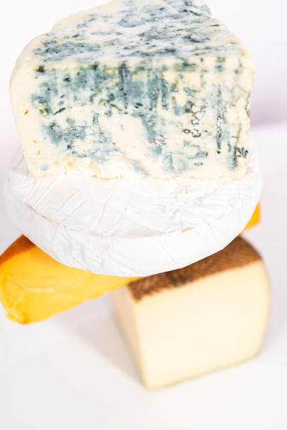 Разнообразие больших клиньев изысканный сыр на белом фоне. - Фото, изображение