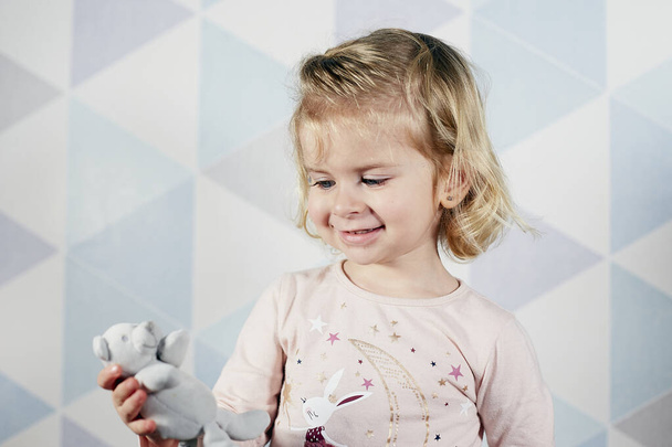 маленькая девочка улыбается с плюшевым мишкой
 - Фото, изображение