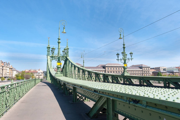 БУДАПЕСТ, ХАНГАРИЯ - 16 апреля 2020 года: Мост Свободы в Будапеште, Венгрия, соединяет Буду и Пешт через Дунай
. - Фото, изображение