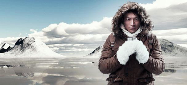 Азиатский человек зимней моды с рюкзаком в снежной горе Ла
 - Фото, изображение