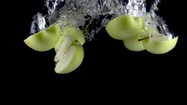 Apples fall in water. Slow motion 500fps - Séquence, vidéo