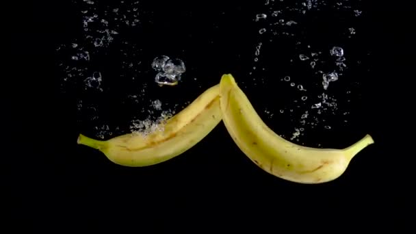 A banán beleesik a vízbe. Lassú mozgás 500 fps - Felvétel, videó
