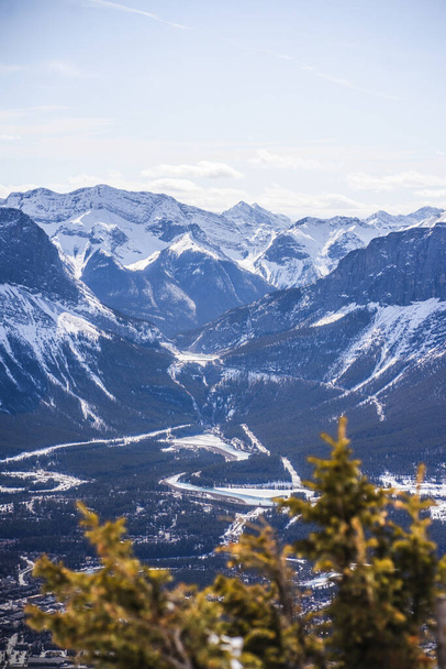 Vista panorámica de Canmore y las Montañas Rocosas canadienses desde la cumbre del Monte Lady MacDonald, Alberta, Canadá
 - Foto, imagen