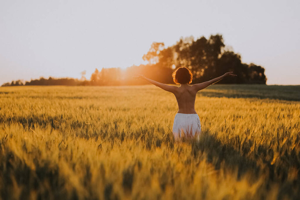 mladá a krásná dívka v pšeničném poli Nahoře bez - Fotografie, Obrázek