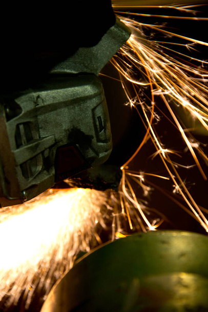 řezání kovu s úhlovou bruskou, vyrábějící řady jisker, v kovárně ve franku, Německo - Fotografie, Obrázek